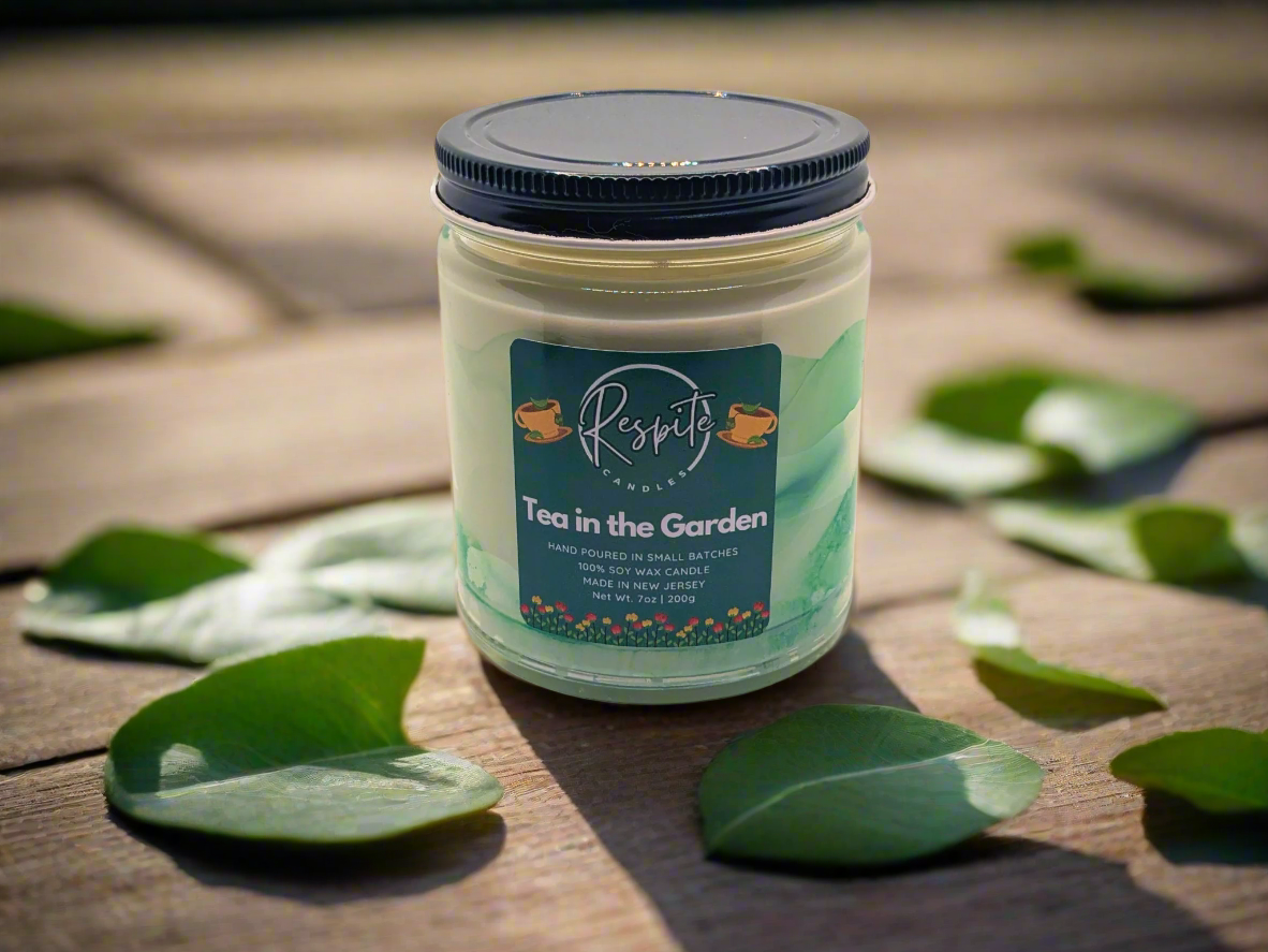 tea garden candle front view with lib on